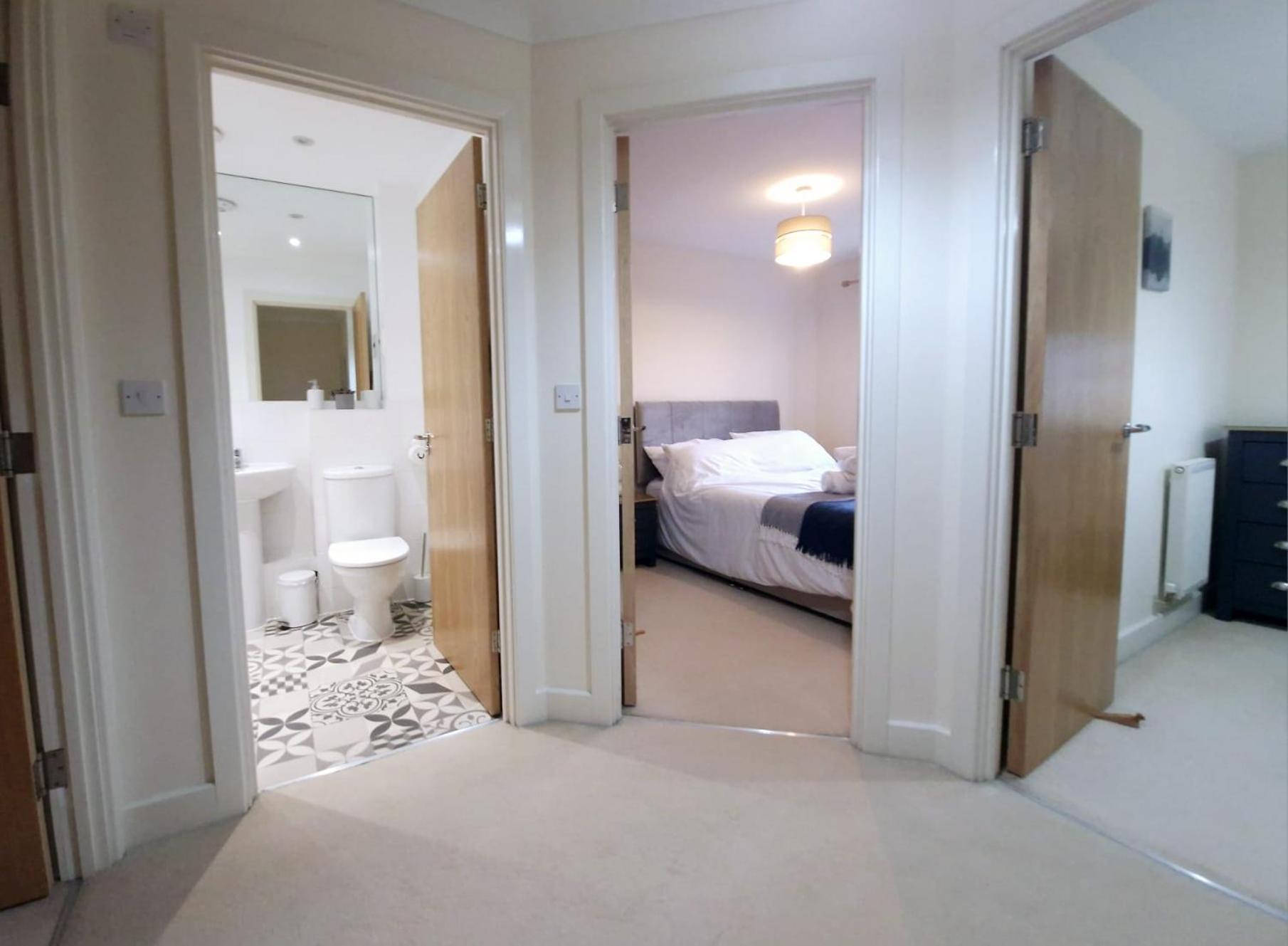 Sleeps9 Parking&garage 17 Mins To Gatwick, 30 To London