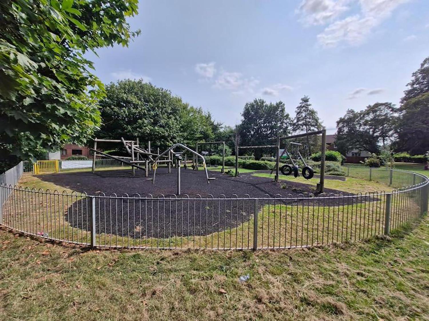 Holiday home Sleeps9 Parking&garage 17 Mins To Gatwick, 30 To London